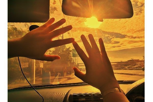 太陽光がまぶしい車内